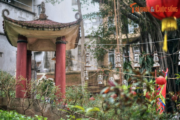 Thái úy tâu với nhà vua công trạng của Ngọc Hoa. Vua sắc phong thần hiệu cho nàng là “Ngọc Hoa công chúa”. Nhân dân làng Đại Bi tôn Ngọc Hoa làm thành hoàng và thờ trong đình làng...