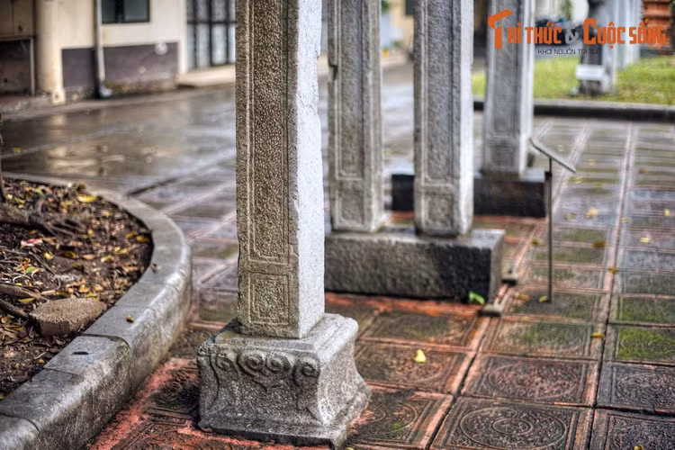 Hiện vật được tạo bởi bốn trụ đá, hai trụ giữa được làm dạng trụ kép, cao hơn hai trụ bên.