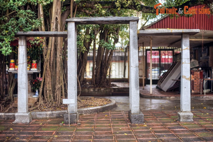 Cổng tam quan này được làm hoàn toàn từ những khối đá được đẽo gọt kỳ công, có niên đại vào thời Lê - nguyễn, khoảng cuối thế kỷ 18 - đầu thế kỷ 19.