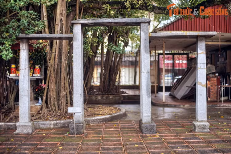 Cổng tam quan này được làm hoàn toàn từ những khối đá được đẽo gọt kỳ công, có niên đại vào thời Lê - nguyễn, khoảng cuối thế kỷ 18 - đầu thế kỷ 19.