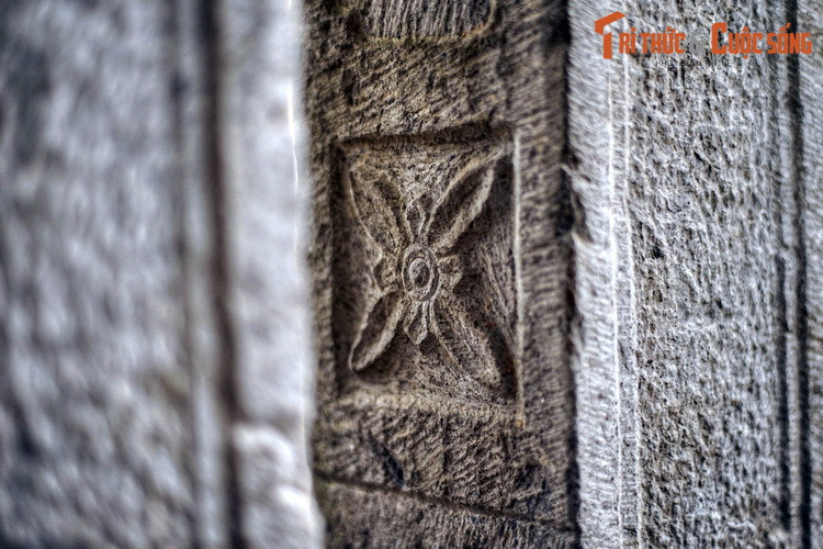 Chiếc cổng tam quan trăm tuổi này được trang trí những đề tài phong phú như Bát Tiên, chữ “Thọ”, tứ linh, hoa lá, chim thú...