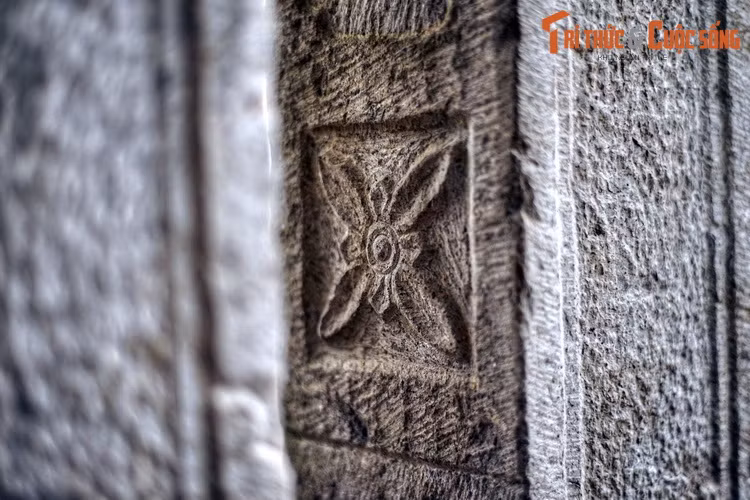 Chiếc cổng tam quan trăm tuổi này được trang trí những đề tài phong phú như Bát Tiên, chữ “Thọ”, tứ linh, hoa lá, chim thú...