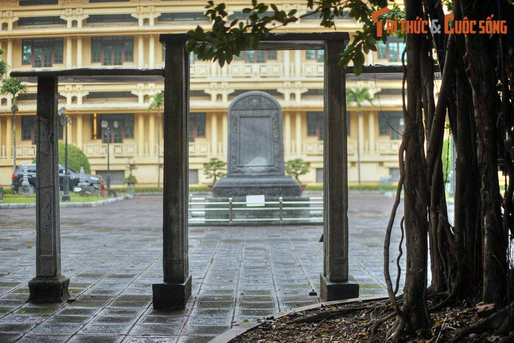 Trong không gian kiến trúc truyền thống của người Việt như đình, đền, chùa, lăng tẩm..., tam quan là lối vào gồm ba cửa, mang ý nghĩa tinh thần đặc biệt.