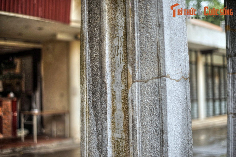 Theo cách lý giải thứ hai thì cổng tam quan thể hiện "ba cách nhìn" của Phật giáo gồm có "hữu quan", "không quan" và "trung quan", thể hiện cái sắc (giả), cái không (vô thường) và trung dung của cả hai.