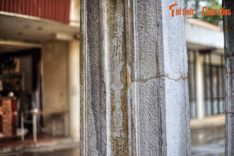 Theo cách lý giải thứ hai thì cổng tam quan thể hiện "ba cách nhìn" của Phật giáo gồm có "hữu quan", "không quan" và "trung quan", thể hiện cái sắc (giả), cái không (vô thường) và trung dung của cả hai.