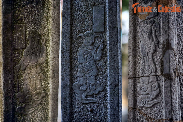 Hình tượng Bát Tiên được tạo tác rất sinh động, góp phần làm nên giá trị nghệ thuật đặc sắc của cánh cổng cổ xưa.