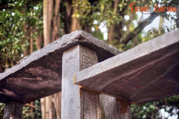 Phía trên, nối liền bốn trụ là những chiếc xà được cách điệu làm trán cổng