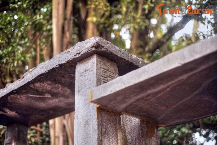 Phía trên, nối liền bốn trụ là những chiếc xà được cách điệu làm trán cổng