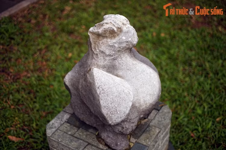 Được phát hiện cùng một bức tượng hổ, bức tượng chim này có niên đại khoảng năm 1264, được tạo tác với các khối đơn giản. Hiện vật đang được trưng bày trong khuôn viên Bảo tàng Lịch sử Quốc gia Việt Nam.