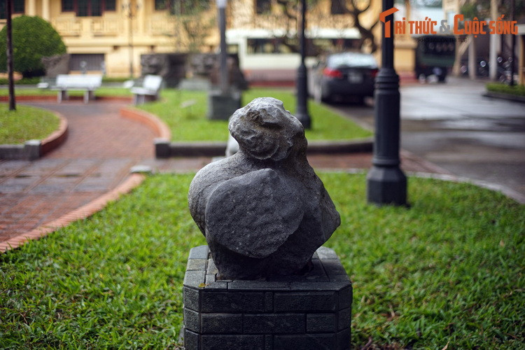 Theo các nhà nghiên cứu, bức tượng chim ở lăng Trần Thủ Độ có thể là chim Chu Tước, nằm trong bộ tượng bốn thần thú cổ xưa: Thanh Long, Bạch Hổ, Chu Tước, Huyền Vũ, được gọi là Tứ tượng.