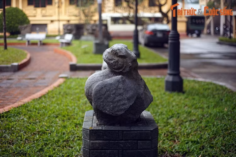 Theo các nhà nghiên cứu, bức tượng chim ở lăng Trần Thủ Độ có thể là chim Chu Tước, nằm trong bộ tượng bốn thần thú cổ xưa: Thanh Long, Bạch Hổ, Chu Tước, Huyền Vũ, được gọi là Tứ tượng.