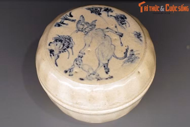 Hộp gốm hoa lam Chu Đậu, thế kỷ 15. Nắp hộp trang trí hình hổ bước đi bằng hai chân sau, một tay cầm mũi tên, tay kia xách con thỏ vừa săn được.