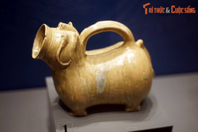 Bình "hổ tử", thế kỷ 1-3. Đây là loại bình có hình giống con hổ với quai xách trên lưng, một loại "bô tiểu" của nam giới xưa. Hiện vật thuộc bộ sưu tập An Biên.