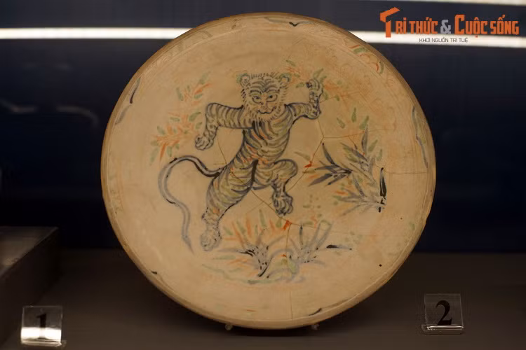 Đĩa gốm Chu Đậu có hình hổ trong một tư thế thú vị, niên đại thế kỷ 15. Hiện vật nằm trong bộ sưu tập Nguyễn Văn Dòng.