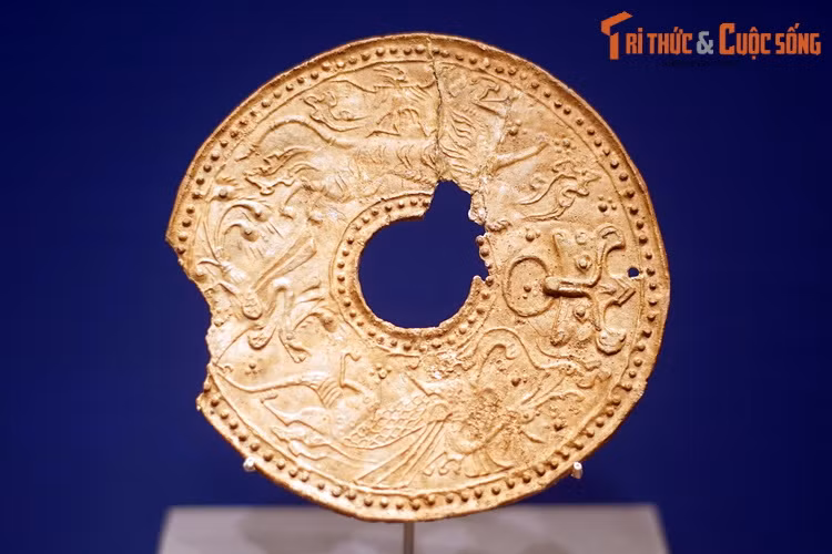 Bích đồng có tử thời Bắc thuộc, niên đại thế kỷ 1-3, trên mặt có trang trí bốn thần thú: Thanh Long, Bạch Hổ, Chu Tước, Huyền Vũ. Bích là loại đồ vật cúng tế cổ xưa, hình tròn, dẹt, có lỗ ở giữa.