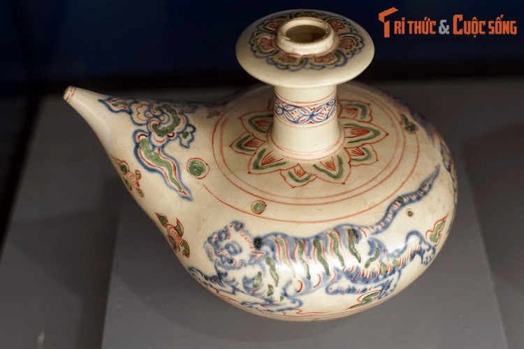 Kendy bằng gốm nhiều màu vẽ hình hổ, thuộc lò gốm Chu Đậu, Hải Dương, thế kỷ 15. Hiện vật thuộc bộ sưu tập Cao Xuân Bình.