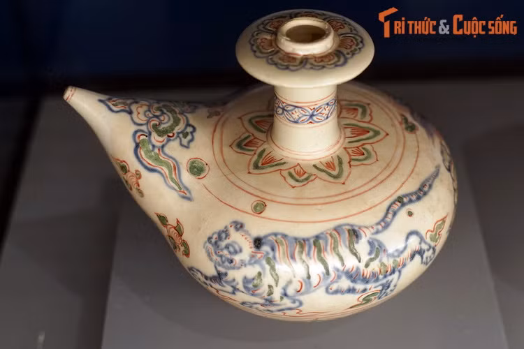 Kendy bằng gốm nhiều màu vẽ hình hổ, thuộc lò gốm Chu Đậu, Hải Dương, thế kỷ 15. Hiện vật thuộc bộ sưu tập Cao Xuân Bình.