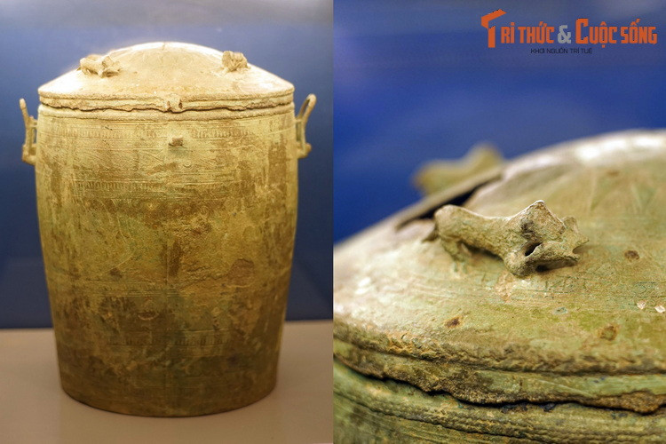 Thạp đồng Vạn Thắng, có niên đại cách ngày nay 2.000-2.300 năm, là cổ vật mang tạo hình hổ tiêu biểu của văn hóa Đông Sơn. Nắp thạp trang bí bốn khổi tượng hổ cắp mồi. Chiếc thạp này được khai quật ở Vạn Thắng, Phú Thọ năm 1962, là hiện vật của Bảo tàng Hùng Vương.