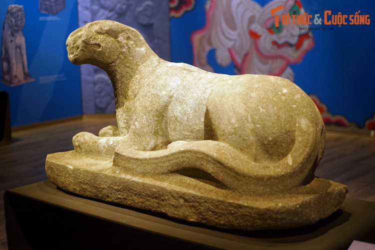 Tượng hổ lăng Trần Thủ Độ, có niên đại khoảng năm 1264, được đưa về từ lăng mộ Thái sư Trần Thủ Độ ở Thái Bình. Đây là tác phẩm điêu khắc tượng tròn điển hình của thời Trần với phong cách hiện thực khỏe khoắn.