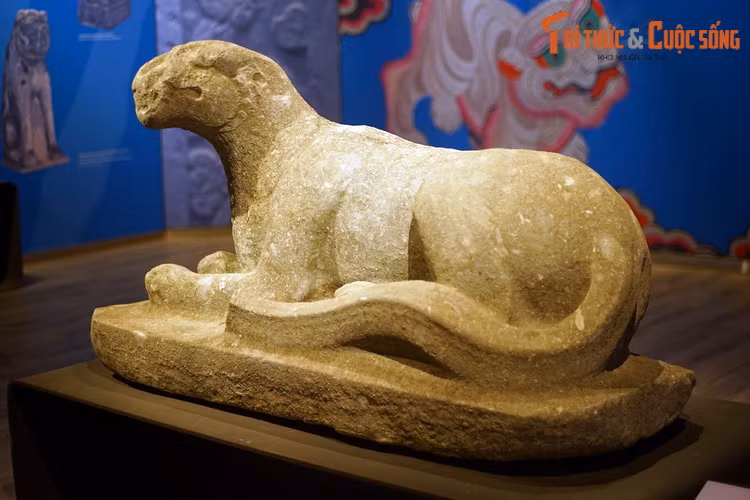 Tượng hổ lăng Trần Thủ Độ, có niên đại khoảng năm 1264, được đưa về từ lăng mộ Thái sư Trần Thủ Độ ở Thái Bình. Đây là tác phẩm điêu khắc tượng tròn điển hình của thời Trần với phong cách hiện thực khỏe khoắn.