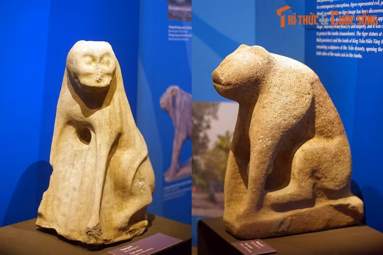 Tượng hổ đá thế kỷ 17 (trái) và 15 (phải), hiện vật của các lăng mộ cổ ở Việt Nam. Từ thời Trần, hổ xuất hiện với tạo hình chắc khỏe, sinh động, được coi như linh thú trấn yểm, bảo vệ các lăng mộ.