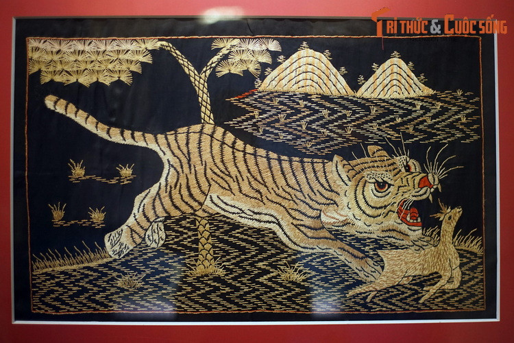 Một bức tranh thêu hình hổ săn hươu, niên đại đầu thế kỷ 20.