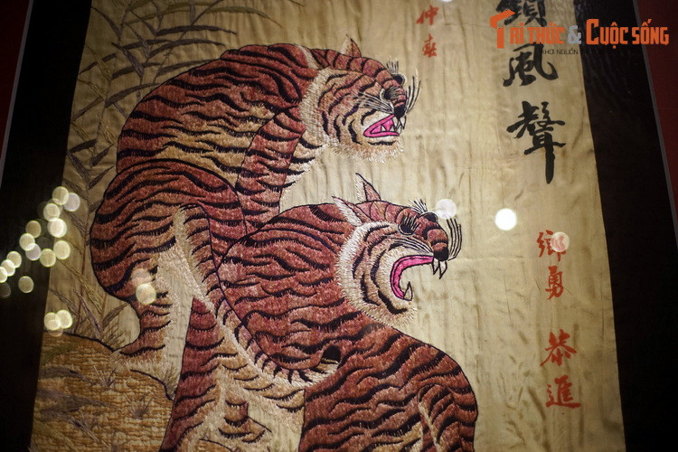 Cận cảnh đôi hổ trên bức tranh thêu đề chữ "Cương tỏa phong thanh" (ý tả vẻ uy dũng của hổ khiến gió cũng phải lặng tiếng), vật phẩm cung tiến năm 1952.