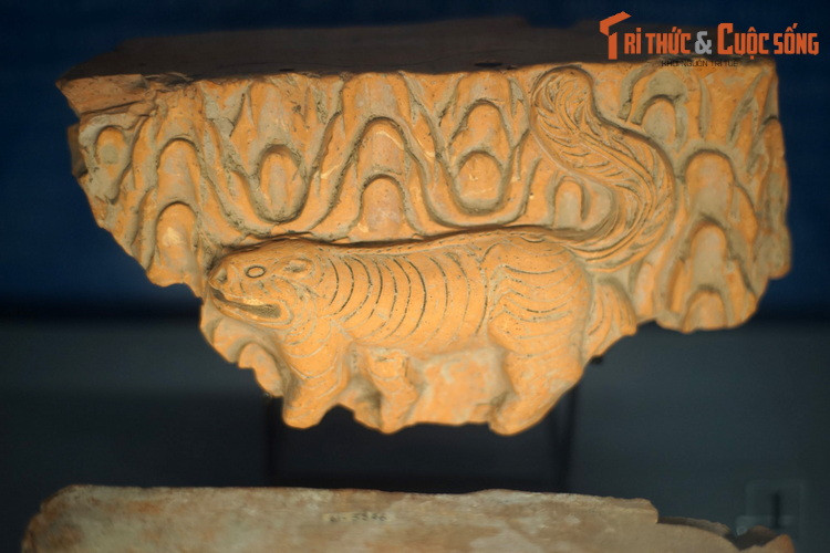 Gạch trang trí hình hổ, sóng nước thời Trần, niên đại thế kỷ 13-14.