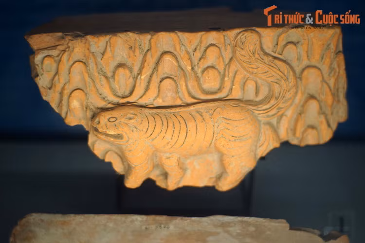 Gạch trang trí hình hổ, sóng nước thời Trần, niên đại thế kỷ 13-14.