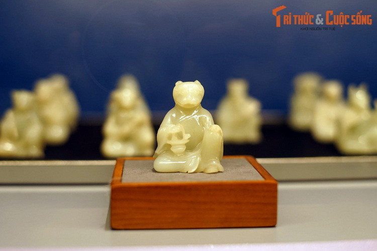 Hổ trong bộ tượng 12 con giáp (Thập nhị chi) bằng đá ngọc (thiếu tượng Tuất), thuộc về hoàng cung triều Nguyễn xưa.