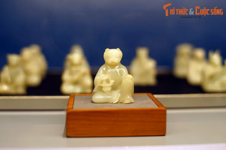 Hổ trong bộ tượng 12 con giáp (Thập nhị chi) bằng đá ngọc (thiếu tượng Tuất), thuộc về hoàng cung triều Nguyễn xưa.