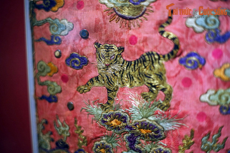 Hình hổ trên một tấm bổ tử thời nhà Nguyễn. Bổ tử là tấm vài hình vuông được đính ở ngực và lưng áo trên phẩm phục của quan lại phong kiến. Quan chế triều Nguyễn quy định bổ tử thêu hình hổ được gắn trên phẩm phục quan võ hàm tứ phẩm.