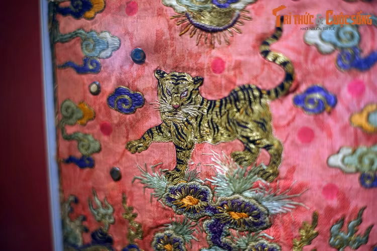 Hình hổ trên một tấm bổ tử thời nhà Nguyễn. Bổ tử là tấm vài hình vuông được đính ở ngực và lưng áo trên phẩm phục của quan lại phong kiến. Quan chế triều Nguyễn quy định bổ tử thêu hình hổ được gắn trên phẩm phục quan võ hàm tứ phẩm.