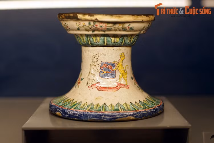 Chân đèn trang trí hình hổ - voi mang ảnh hưởng phương Tây, đồ đồng pháp lam thời Nguyễn, thế kỷ 19.