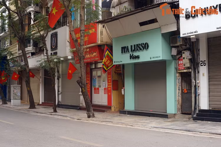 Tọa lạc ở số 30 phố Hàng Điếu, phường Cửa Đông, quận Hoàn Kiếm, đền Hỏa Thần là ngôi đền “độc nhất vô nhị” không chỉ của thủ đô Hà Nội mà còn của cả nước Việt Nam.