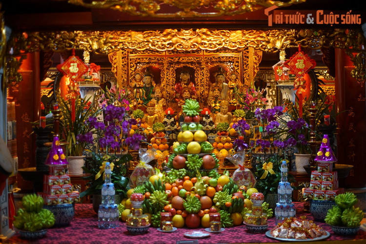 Tòa phương có mặt bằng hình vuông, kiểu 4 mái với các góc đao cong. Đây là nơi đặt ban thờ Tam toà Thánh Mẫu, ngũ vị Tôn Ông…