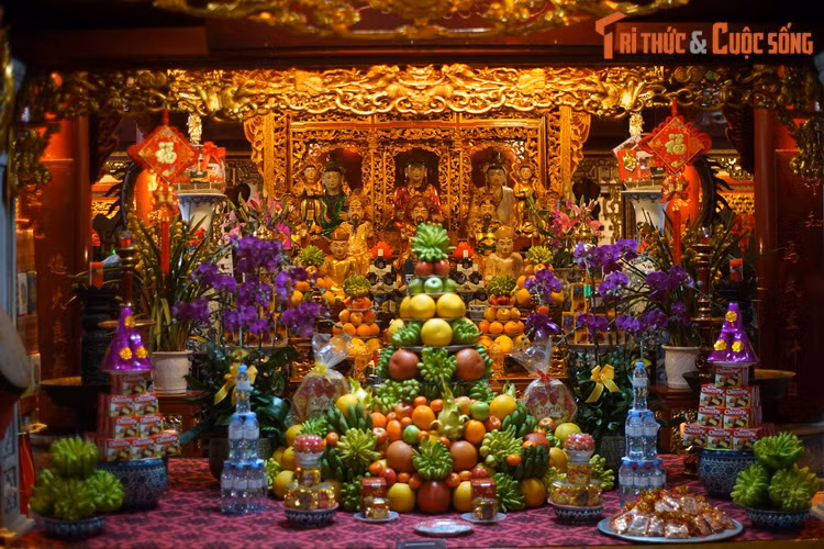 Tòa phương có mặt bằng hình vuông, kiểu 4 mái với các góc đao cong. Đây là nơi đặt ban thờ Tam toà Thánh Mẫu, ngũ vị Tôn Ông…