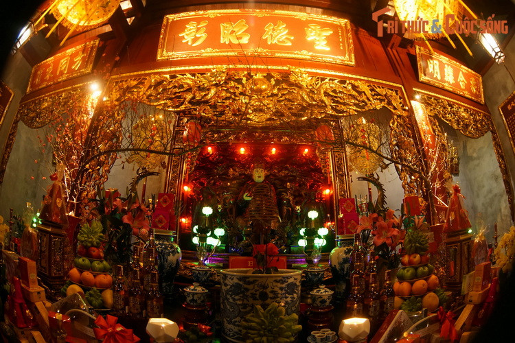 Hậu cung là nếp nhà ngang ba gian, cao vượt lên so với các kiến trúc ở phía trước. Nơi đây có tượng Hỏa Thần đặt trong khám thờ chạm rồng, hai bên có thị giả Thiên Lý Nhãn (nhìn thấy khắp nơi) và Thuần Phong Nhĩ (nghe thấu mọi điều).