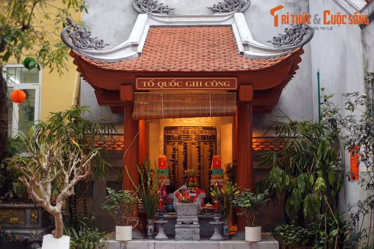 Trên vị trí một điện thờ cũ của đền, chính quyền đã xây dựng nhà bia tưởng niệm liệt sĩ của phường Cửa Đông.