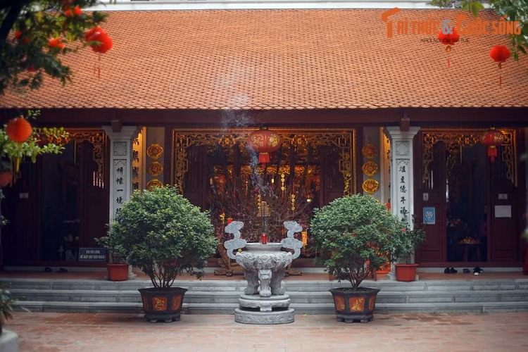 Ngày nay đền Hoả Thần có diện tích gần 500 m², là một công trình có quy mô tương đối lớn trong phổ cổ Hà Nội. Đền xây theo kiểu chữ “Công” (工), gồm các tòa tiền tế, phương đình và hậu cung liên thông với nhau.