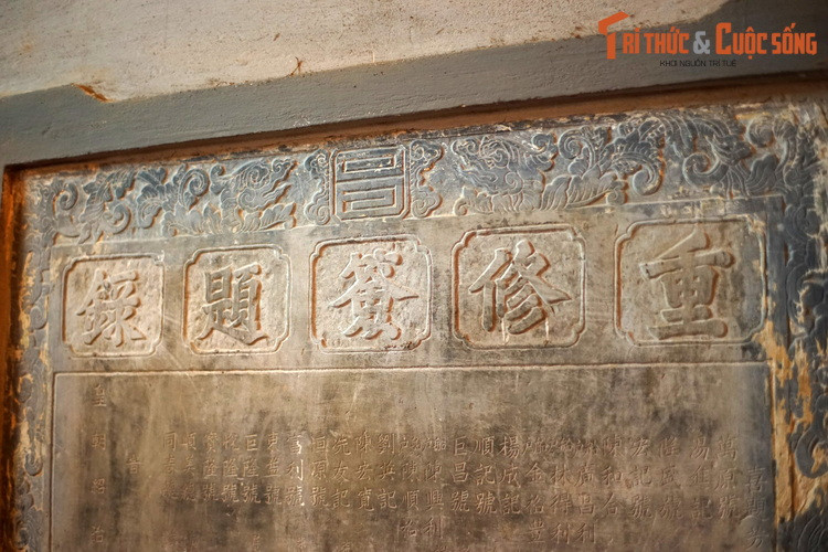 Hai đầu tường hồi tường của tòa tiền tế gắn hai tấm bia đá ghi lại việc xây dựng và trùng tu sửa chữa di tích.