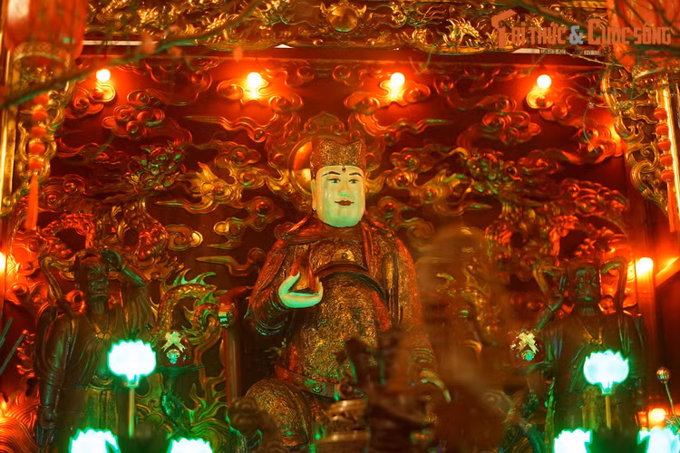 Hỏa Thần được thờ trong đền là Quang Hoa Mã Nguyên Súy, một trong hai vị thần Lửa theo tín ngưỡng dân gian (vị còn lại là Nam Phương Xích Đế). Tương truyền, Nguyên Súy là môn đệ của Phật Gia, do có tính “Hỏa” nên không giữ nghiêm giới luật, phải hạ phàm đầu thai vào nhà họ Phùng.