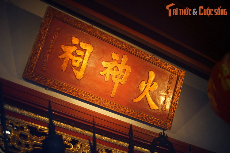 Đền Hỏa Thần trên phố Hàng Điếu được xây sau vụ cháy lớn thiêu rụi 1.400 ngôi nhà ở khu vực phố cổ Hà Nội năm 1837. Đây được cho là ngôi đền thờ thần Lửa duy nhất ở Việt Nam cồn tồn tại cho đến nay.