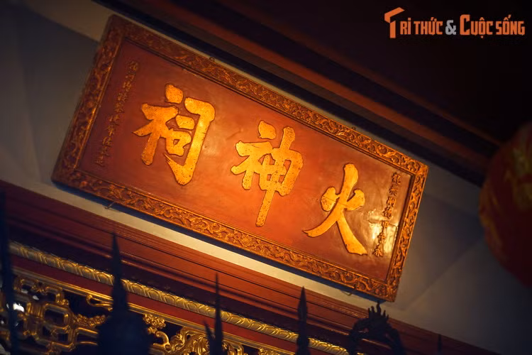 Đền Hỏa Thần trên phố Hàng Điếu được xây sau vụ cháy lớn thiêu rụi 1.400 ngôi nhà ở khu vực phố cổ Hà Nội năm 1837. Đây được cho là ngôi đền thờ thần Lửa duy nhất ở Việt Nam cồn tồn tại cho đến nay.