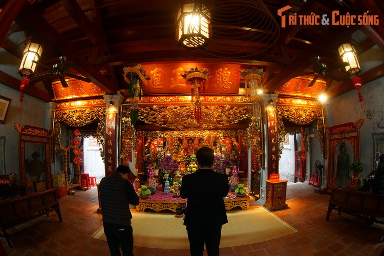 Tiền tế là nếp nhà ngang ba gian còn giữ lại được những đặc trưng của phong cách kiến trúc, mỹ thuật cuối thể kỷ 19.