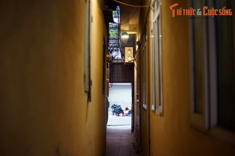 Do biến động của thời cuộc, khuôn viên đền đã bị cư dân lấn chiếm nhiều. Cổng đền không còn, từ phố Hàng Điếu du khách muốn vào đền phải đi qua một lối rất hẹp nằm giữa hai ngôi nhà ống.