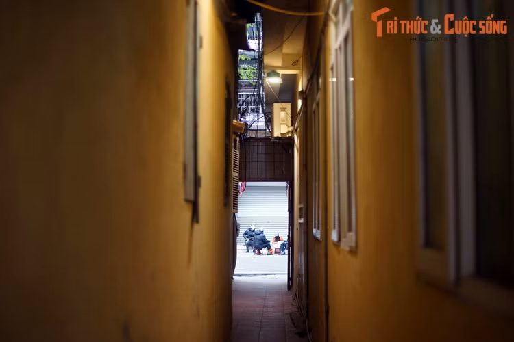 Do biến động của thời cuộc, khuôn viên đền đã bị cư dân lấn chiếm nhiều. Cổng đền không còn, từ phố Hàng Điếu du khách muốn vào đền phải đi qua một lối rất hẹp nằm giữa hai ngôi nhà ống.