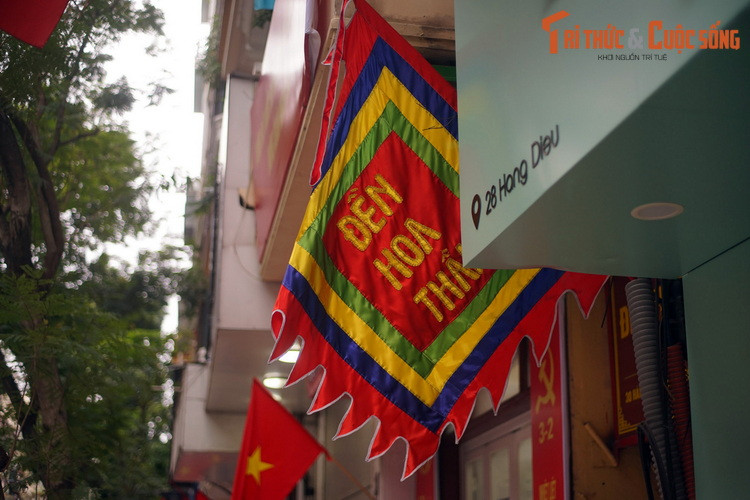 Theo các tư liệu lịch sử, đền được xây dựng từ năm 1938, ở ngoài cửa Đông thành Hà Nội. Lúc đầu đền chỉ làm bằng tranh nứa sơ sài, đến năm 1841 được xây lại kiên cố. Năm 1848, đền Hỏa Thần có thêm tòa phương đình và nhà tiền tế.