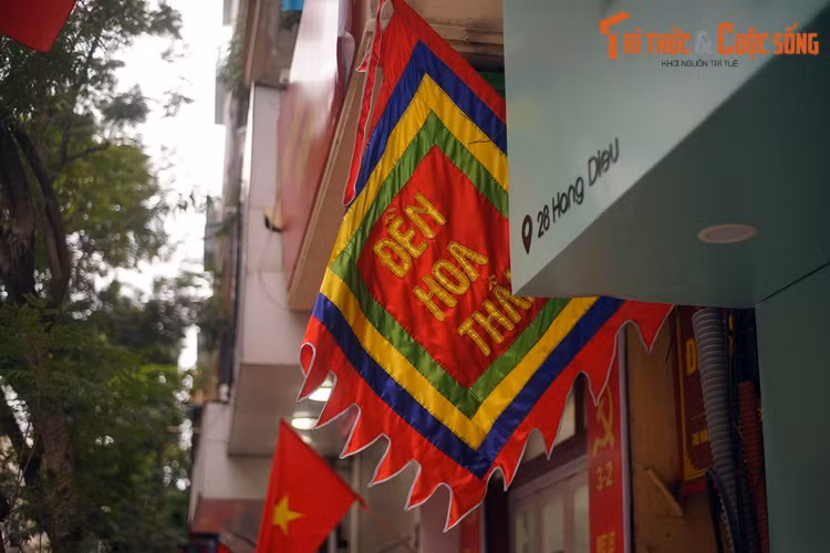 Theo các tư liệu lịch sử, đền được xây dựng từ năm 1938, ở ngoài cửa Đông thành Hà Nội. Lúc đầu đền chỉ làm bằng tranh nứa sơ sài, đến năm 1841 được xây lại kiên cố. Năm 1848, đền Hỏa Thần có thêm tòa phương đình và nhà tiền tế.