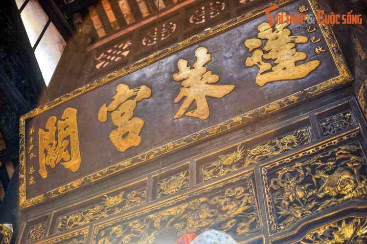 Đến thời vua Gia Long, thành Hà Nội được xây lại theo kiểu Vô-băng (Vauban), cửa Đại Hưng và lầu Vọng Tiên bị dỡ bỏ. Lầu này được dời đến thôn Bát Hạ, chính là vị trí hiện tại trên phố Hàng Bông.